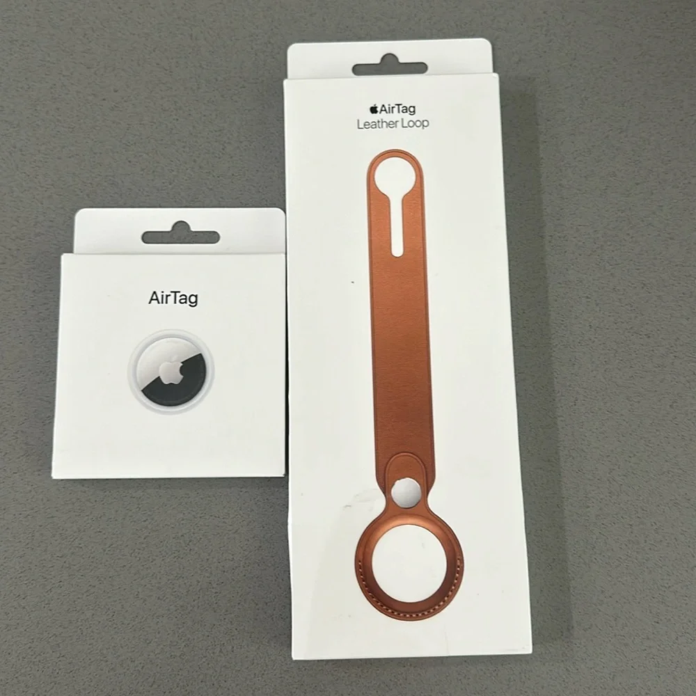 Apple AirTag and leather loop set